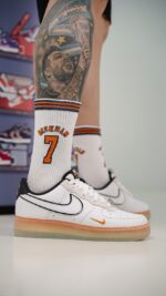 کتونی نایک ایرفورس1 سفید مشکی زیره نارنجی(Nike Air Force 1 Low White Black Orange Mini Swoosh Gradient Sole) - Image 2
