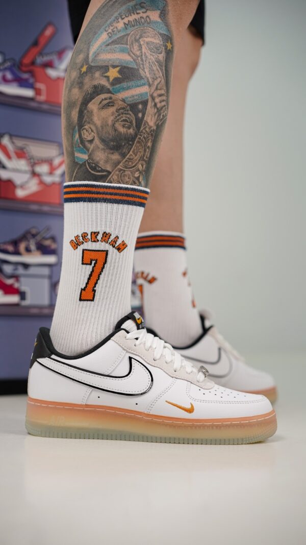 کتونی نایک ایرفورس1 سفید مشکی زیره نارنجی(Nike Air Force 1 Low White Black Orange Mini Swoosh Gradient Sole) - Image 2