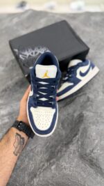 جردن1 لو سفید سورمه ای جیر (Jordan1 low white navy suede) دخترانه - Image 2