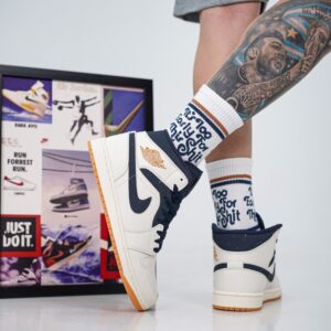 جردن1 مید کرم سورمه ای (Jordan1 mid Midnight Navy Gold Charms) مردانه