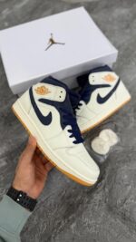 جردن1 مید کرم سورمه ای (Jordan1 mid Midnight Navy Gold Charms) مردانه - Image 2