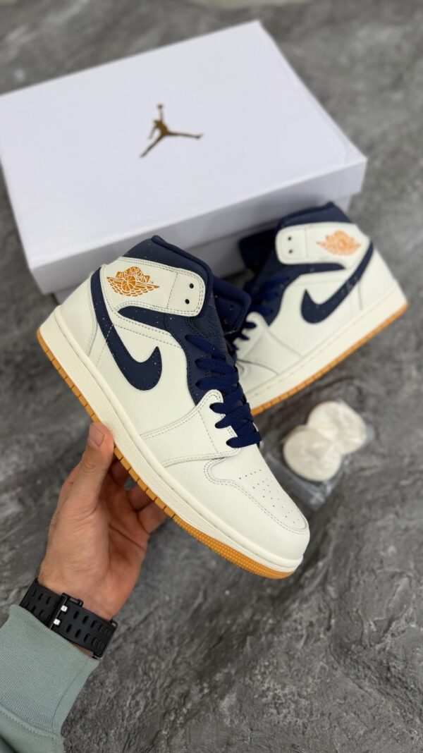 جردن1 مید کرم سورمه ای (Jordan1 mid Midnight Navy Gold Charms) مردانه - Image 2