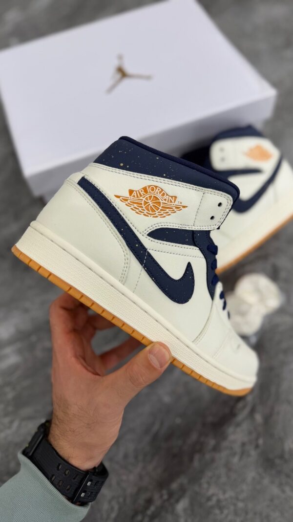 جردن1 مید کرم سورمه ای (Jordan1 mid Midnight Navy Gold Charms) مردانه - Image 5
