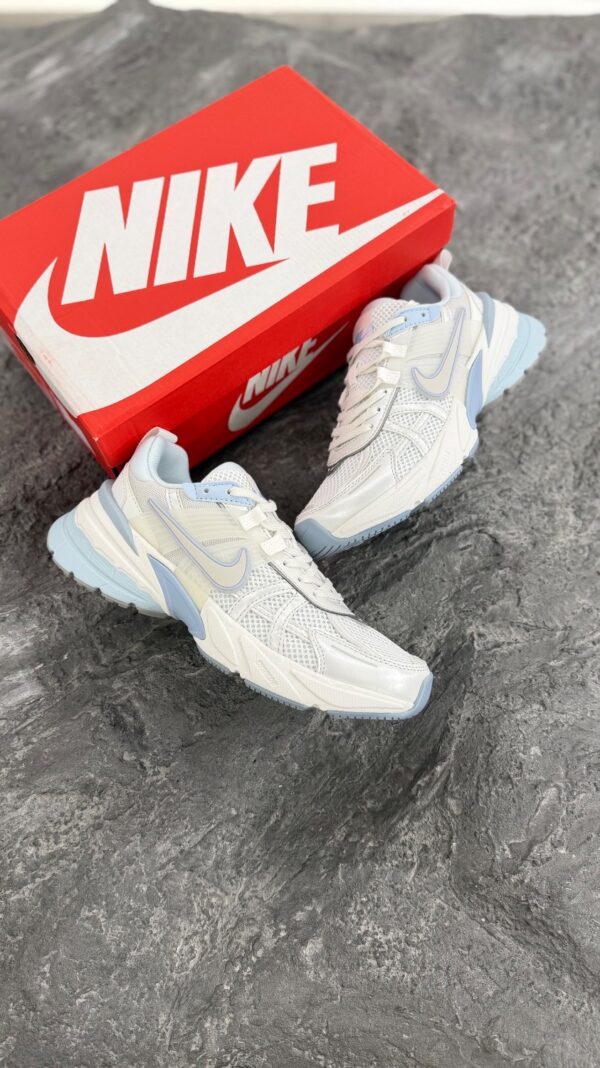 کتونی نایک وی تو کی سفید آبی (Nike v2k run White Blue) مردانه زنانه - Image 2