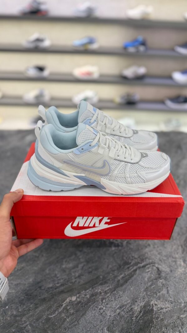 کتونی نایک وی تو کی سفید آبی (Nike v2k run White Blue) مردانه زنانه - Image 3
