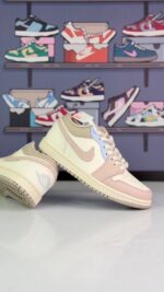 کتونی جردن وان لو سفید صورتی(jordan1 low white cream pink) دخترانه