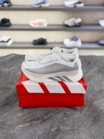 کتونی رانینگ آدیداس هایپربوست سفید طوسی دخترانه (Adidas HyperBoost White/Gray Running Shoe) - Image 2