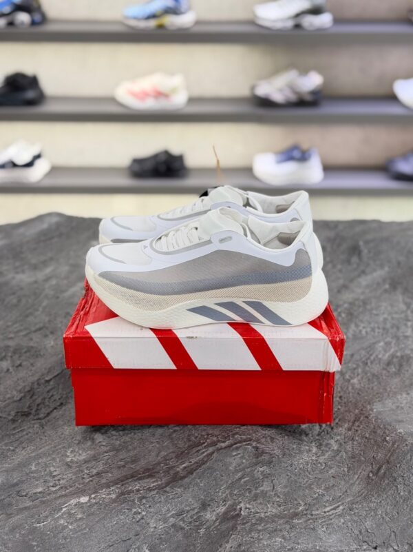 کتونی رانینگ آدیداس هایپربوست سفید طوسی دخترانه (Adidas HyperBoost White/Gray Running Shoe) - Image 2