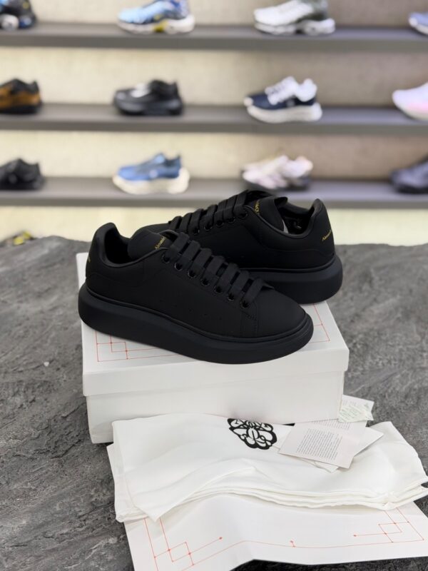 کتونی الکساندر مک‌کوئین اورسایز مشکی چرم(Alexander McQueen Oversized Black Leather Sneakers) - Image 4