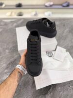 کتونی الکساندر مک‌کوئین اورسایز مشکی چرم(Alexander McQueen Oversized Black Leather Sneakers) - Image 2