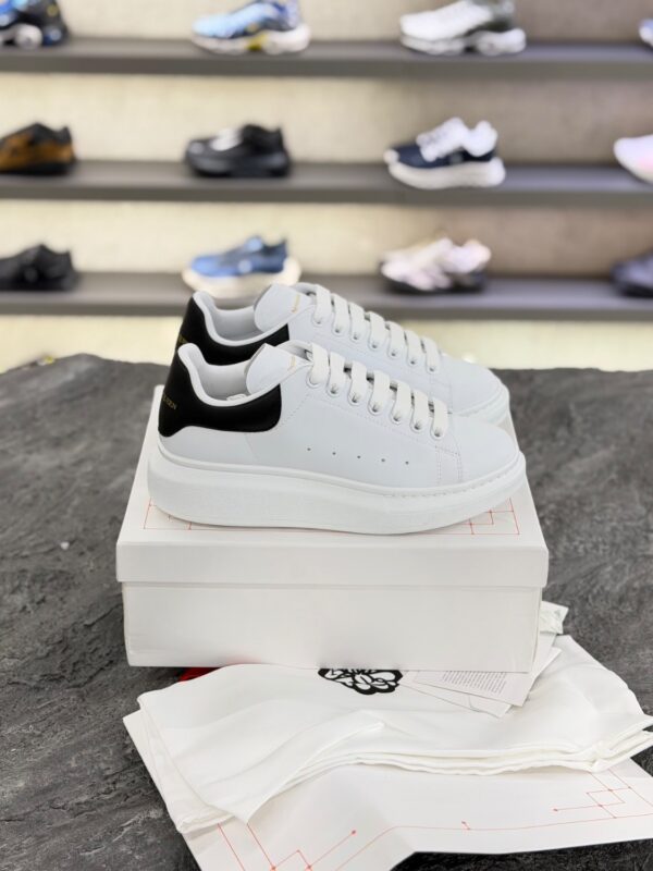 کتونی الکساندر مک‌کوئین اورسایز سفید مشکی چرم مردانه زنانه (Alexander McQueen Oversized White/Black Leather Sneakers) - Image 2