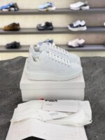 کتونی الکساندر مک‌کوئین اورسایز سفید چرم (Alexander McQueen Oversized White Leather Sneakers) - Image 3