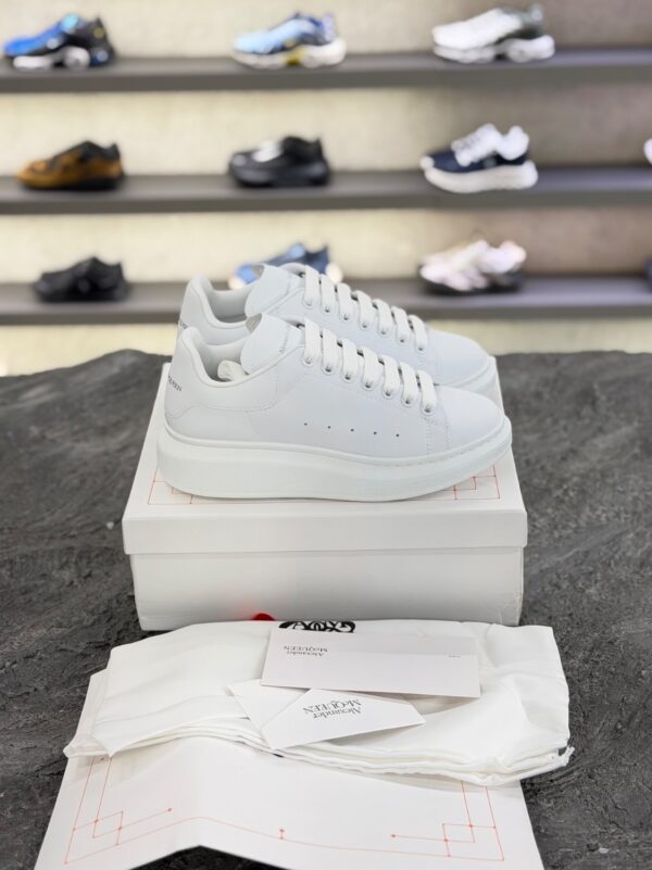 کتونی الکساندر مک‌کوئین اورسایز سفید چرم (Alexander McQueen Oversized White Leather Sneakers) - Image 3