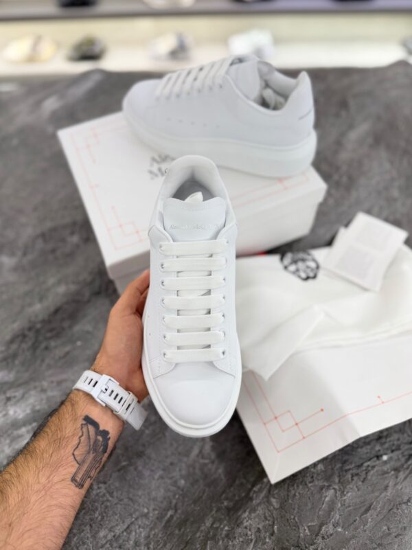 کتونی الکساندر مک‌کوئین اورسایز سفید چرم (Alexander McQueen Oversized White Leather Sneakers) - Image 4