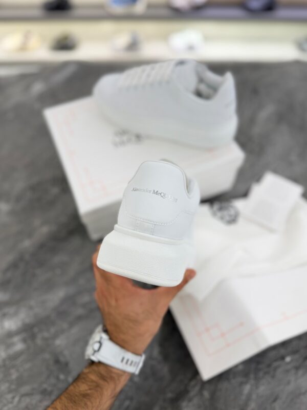 کتونی الکساندر مک‌کوئین اورسایز سفید چرم (Alexander McQueen Oversized White Leather Sneakers) - Image 2