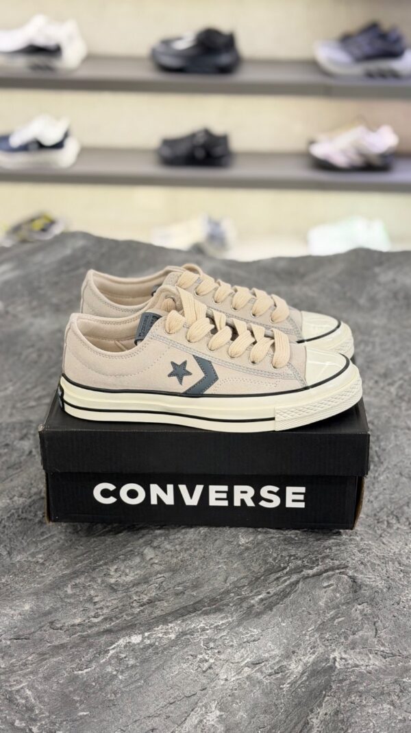 کانورس استار پلیر ۷۶ مدل ساق کوتاه - رنگ کرم طوسی(Converse Star Player 76 Low Top Suede Cream/Gray) - Image 2