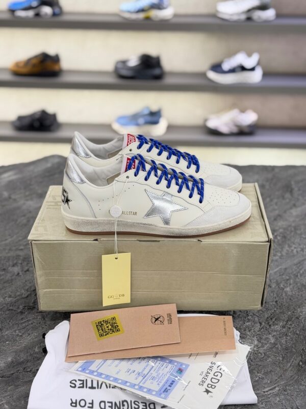 کتونی گلدن گوس بال استار سفید با ستاره نقره‌ای و بند آبی (Golden Goose Ball-Star White Leather Sneakers with Silver Metallic Star & Blue Laces) - Image 2