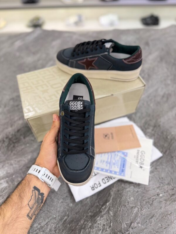 کتونی گلدن گوس استاردان لیمیتد ادیشن سرمه‌ای با ستاره عنابی (Golden Goose Stardan Limited Edition Navy Blue Leather Sneakers with Burgundy Star) - Image 2