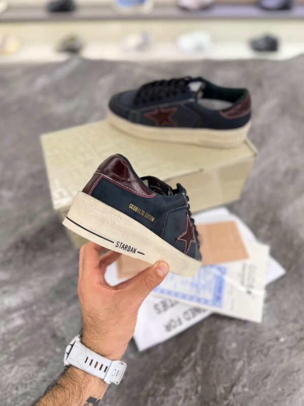 کتونی گلدن گوس استاردان لیمیتد ادیشن سرمه‌ای با ستاره عنابی (Golden Goose Stardan Limited Edition Navy Blue Leather Sneakers with Burgundy Star) - Image 3