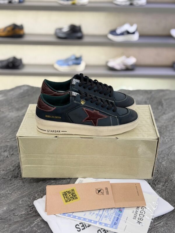 کتونی گلدن گوس استاردان لیمیتد ادیشن سرمه‌ای با ستاره عنابی (Golden Goose Stardan Limited Edition Navy Blue Leather Sneakers with Burgundy Star) - Image 4