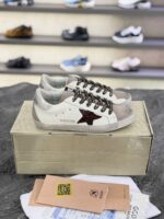 کتونی گلدن گوس سوپر استار سفید با ستاره اکلیلی زرشکی و بند پلنگی (Golden Goose Super-Star White Leather Sneakers with Burgundy Glitter Star & Leopard Laces) - Image 4