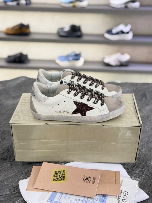 کتونی گلدن گوس سوپر استار سفید با ستاره اکلیلی زرشکی و بند پلنگی (Golden Goose Super-Star White Leather Sneakers with Burgundy Glitter Star & Leopard Laces) - Image 4