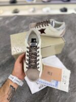 کتونی گلدن گوس سوپر استار سفید با ستاره اکلیلی زرشکی و بند پلنگی (Golden Goose Super-Star White Leather Sneakers with Burgundy Glitter Star & Leopard Laces) - Image 2