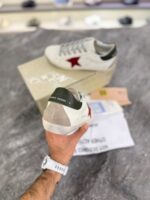کتونی گلدن گوس سوپر استار سفید با ستاره زرشکی و پاشنه سبز زیتونی(Golden Goose Super-Star White Leather Sneakers with Burgundy Suede Star & Green Heel) - Image 2