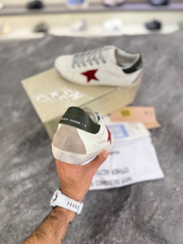 کتونی گلدن گوس سوپر استار سفید با ستاره زرشکی و پاشنه سبز زیتونی(Golden Goose Super-Star White Leather Sneakers with Burgundy Suede Star & Green Heel) - Image 2
