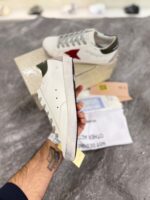 کتونی گلدن گوس سوپر استار سفید با ستاره زرشکی و پاشنه سبز زیتونی(Golden Goose Super-Star White Leather Sneakers with Burgundy Suede Star & Green Heel) - Image 4