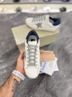 کتونی گلدن گوس سوپر استار سفید با ستاره طوسی و پاشنه سرمه‌ای (Golden Goose Super-Star White Leather Sneakers with Grey Suede Star & Navy Blue Heel) - Image 3