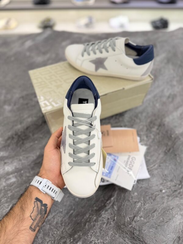 کتونی گلدن گوس سوپر استار سفید با ستاره طوسی و پاشنه سرمه‌ای (Golden Goose Super-Star White Leather Sneakers with Grey Suede Star & Navy Blue Heel) - Image 3