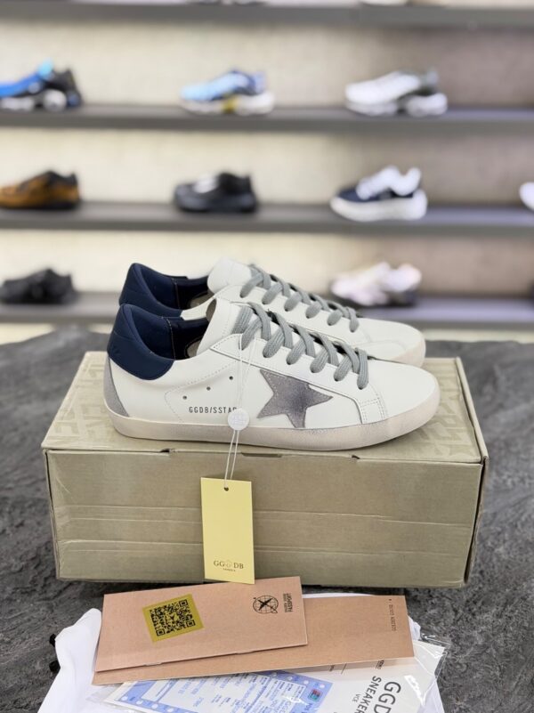 کتونی گلدن گوس سوپر استار سفید با ستاره طوسی و پاشنه سرمه‌ای (Golden Goose Super-Star White Leather Sneakers with Grey Suede Star & Navy Blue Heel) - Image 4