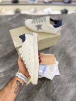 کتونی گلدن گوس سوپر استار سفید با ستاره طوسی و پاشنه سرمه‌ای (Golden Goose Super-Star White Leather Sneakers with Grey Suede Star & Navy Blue Heel) - Image 2