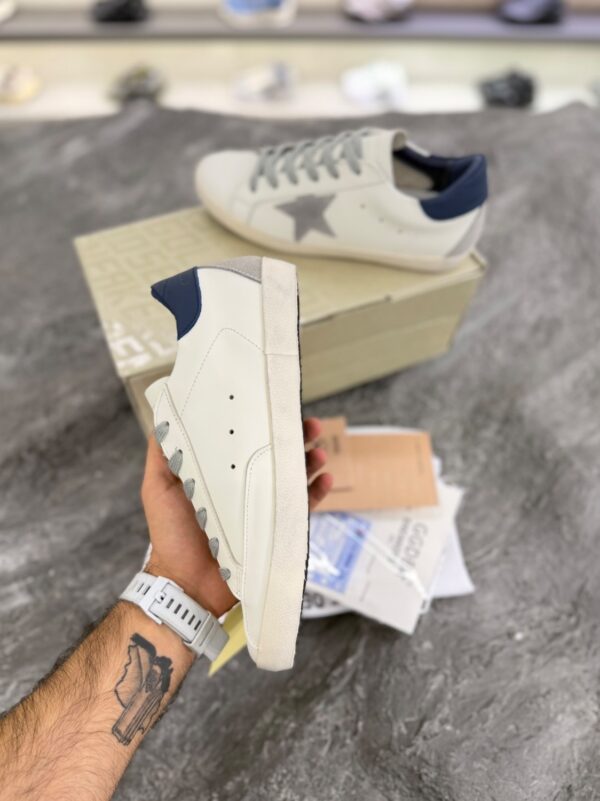 کتونی گلدن گوس سوپر استار سفید با ستاره طوسی و پاشنه سرمه‌ای (Golden Goose Super-Star White Leather Sneakers with Grey Suede Star & Navy Blue Heel) - Image 2