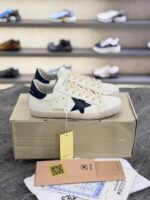 کتونی گلدن گوس سوپر استار سفید با ستاره و پاشنه سرمه‌ای (Golden Goose Super-Star White Leather Sneakers with Navy Blue Star & Heel) - Image 2