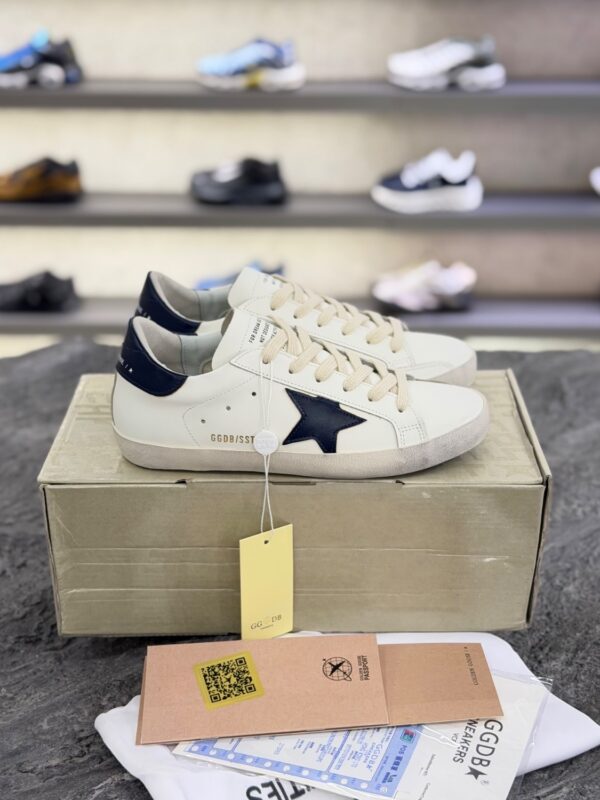 کتونی گلدن گوس سوپر استار سفید با ستاره و پاشنه سرمه‌ای (Golden Goose Super-Star White Leather Sneakers with Navy Blue Star & Heel) - Image 2