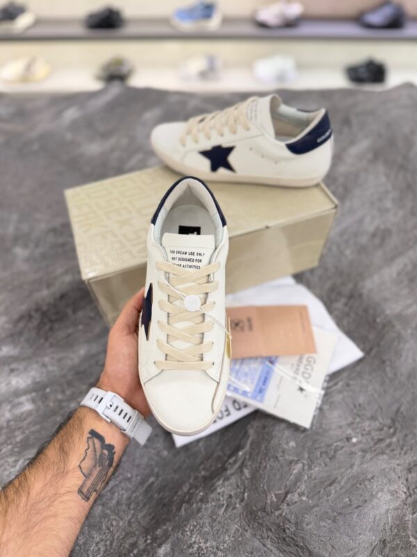 کتونی گلدن گوس سوپر استار سفید با ستاره و پاشنه سرمه‌ای (Golden Goose Super-Star White Leather Sneakers with Navy Blue Star & Heel) - Image 4
