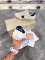 کتونی گلدن گوس سوپر استار سفید با ستاره و پاشنه سرمه‌ای (Golden Goose Super-Star White Leather Sneakers with Navy Blue Star & Heel) - Image 3