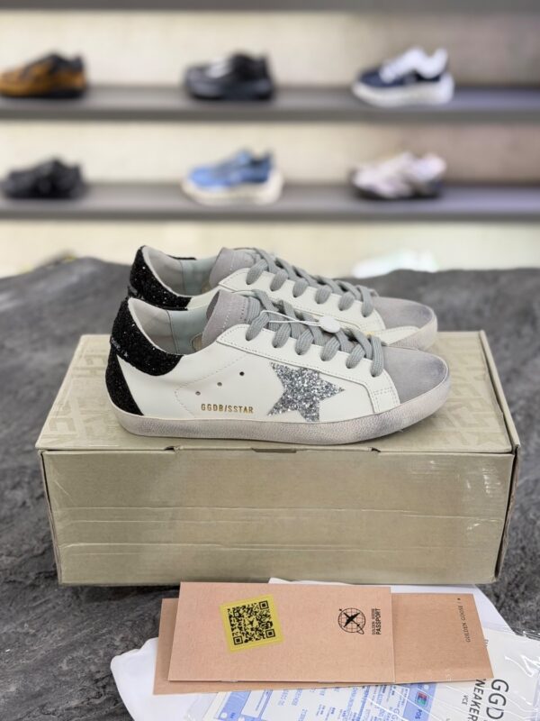 کتونی گلدن گوس سوپر استار سفید با ستاره اکلیلی نقره‌ای و پاشنه مشکی (Golden Goose Super-Star White Leather Sneakers with Silver Glitter Star & Black Heel) - Image 4