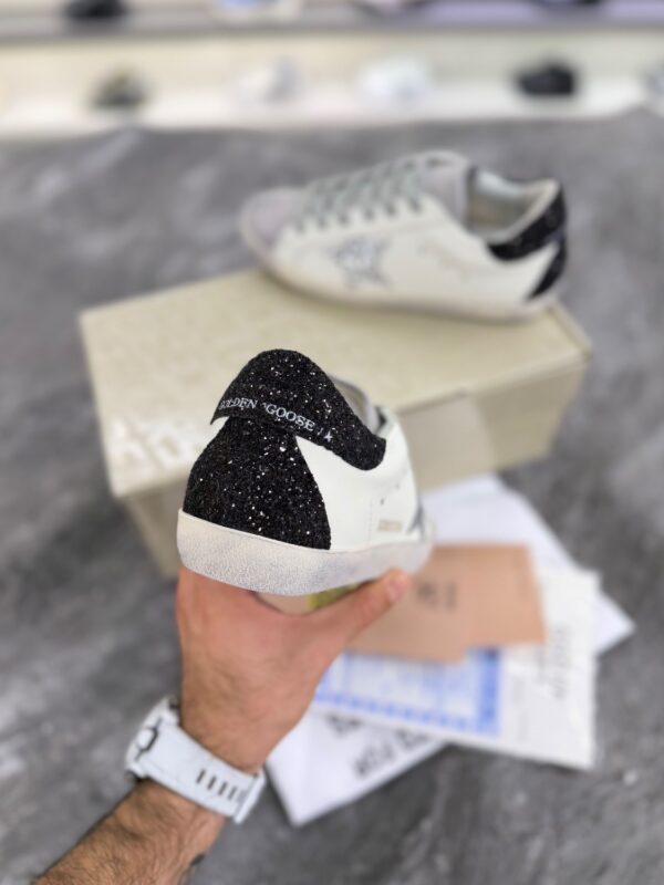 کتونی گلدن گوس سوپر استار سفید با ستاره اکلیلی نقره‌ای و پاشنه مشکی (Golden Goose Super-Star White Leather Sneakers with Silver Glitter Star & Black Heel) - Image 2
