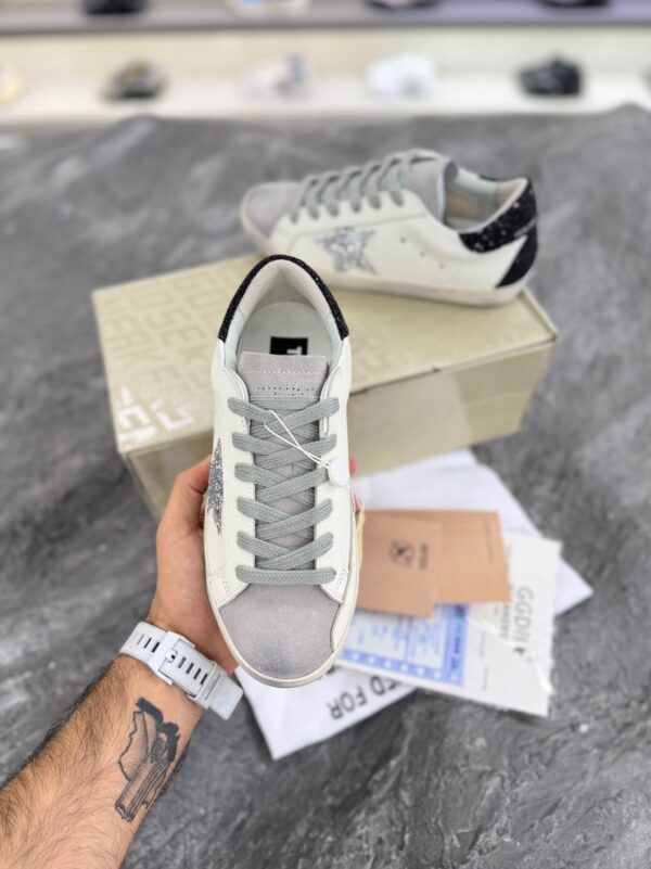کتونی گلدن گوس سوپر استار سفید با ستاره اکلیلی نقره‌ای و پاشنه مشکی (Golden Goose Super-Star White Leather Sneakers with Silver Glitter Star & Black Heel) - Image 3
