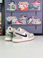 نایک ایرجردن ۱ لو خاکستری و سفید با سوییش سرمه‌ای مردانه زنانه(Nike Air Jordan 1 Low Grey/White Navy) - Image 2