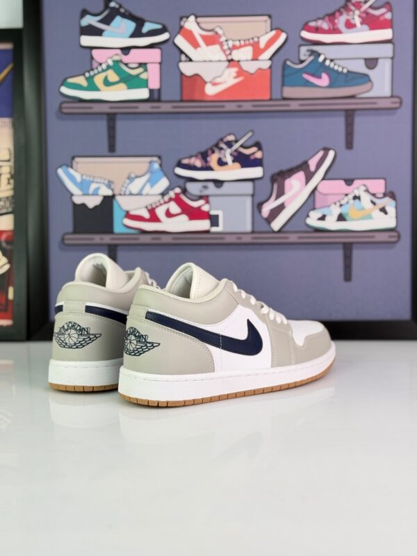 نایک ایرجردن ۱ لو خاکستری و سفید با سوییش سرمه‌ای مردانه زنانه(Nike Air Jordan 1 Low Grey/White Navy) - Image 2