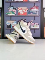 نایک ایرجردن ۱ لو خاکستری و سفید با سوییش سرمه‌ای مردانه زنانه(Nike Air Jordan 1 Low Grey/White Navy)