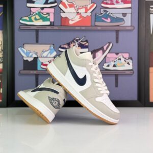 نایک ایرجردن ۱ لو خاکستری و سفید با سوییش سرمه‌ای مردانه زنانه(Nike Air Jordan 1 Low Grey/White Navy)