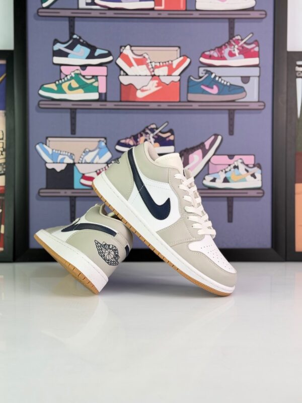 Nike Air Jordan 1 Low Grey White Navy8 نایک ایرجردن ۱ لو خاکستری و سفید با سوییش سرمهای مردانه زنانه(Nike Air Jordan 1 Low Grey/White Navy) - Image 1