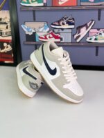نایک ایرجردن ۱ لو خاکستری و سفید با سوییش سرمه‌ای مردانه زنانه(Nike Air Jordan 1 Low Grey/White Navy) - Image 3
