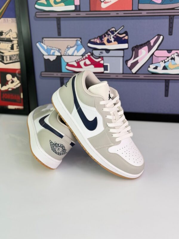 نایک ایرجردن ۱ لو خاکستری و سفید با سوییش سرمه‌ای مردانه زنانه(Nike Air Jordan 1 Low Grey/White Navy) - Image 3