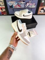 نایکی ایرجردن1 لو(بافت دار) کرم شکلاتی و خاکستری دخترانه Nike Air Jordan 1 Low "Lace" (Sail / Fossil / Dark Chocolate) - Image 3